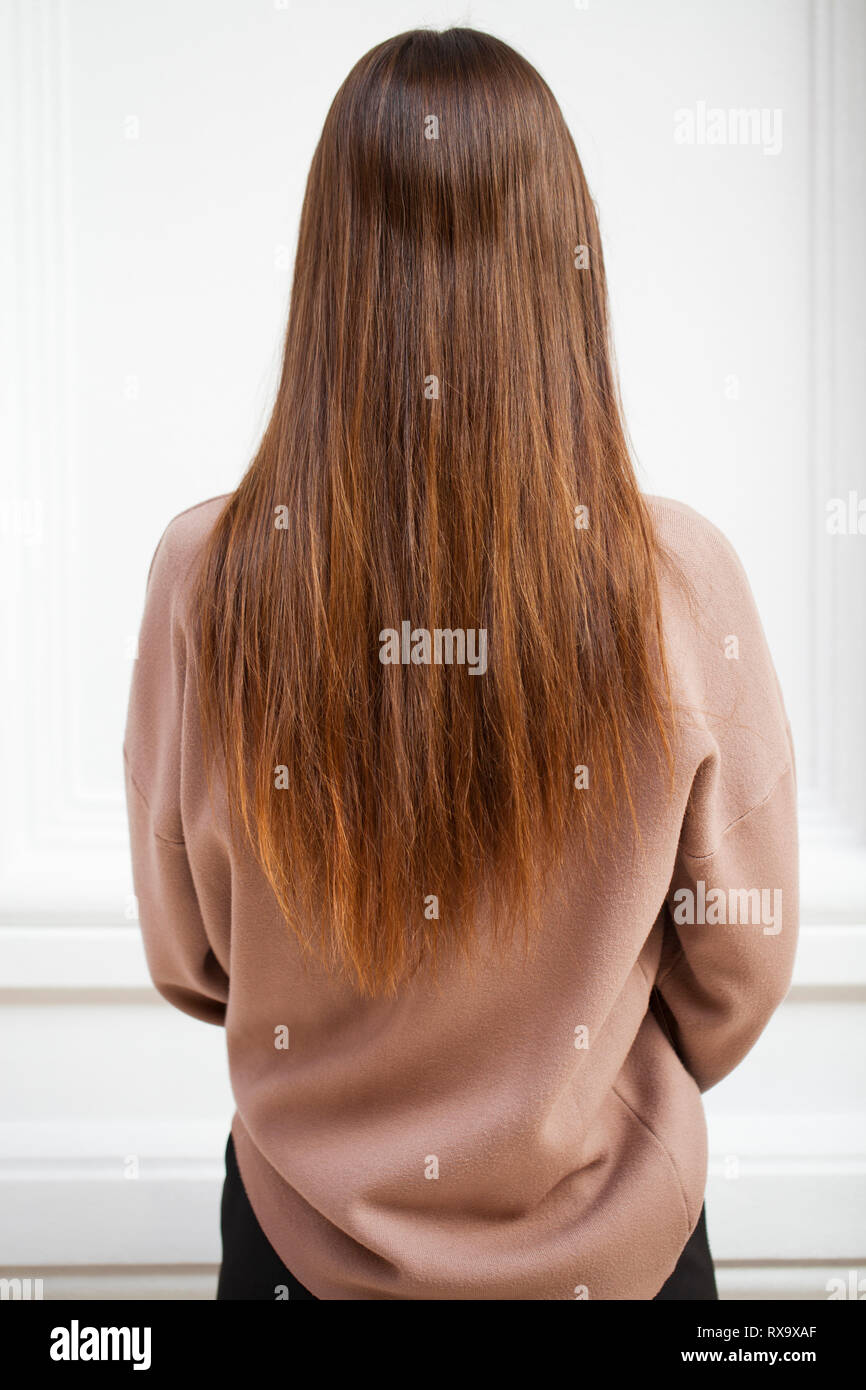 Femmina lunghi capelli ondulati, vista posteriore, brunette acconciatura, interni Foto Stock