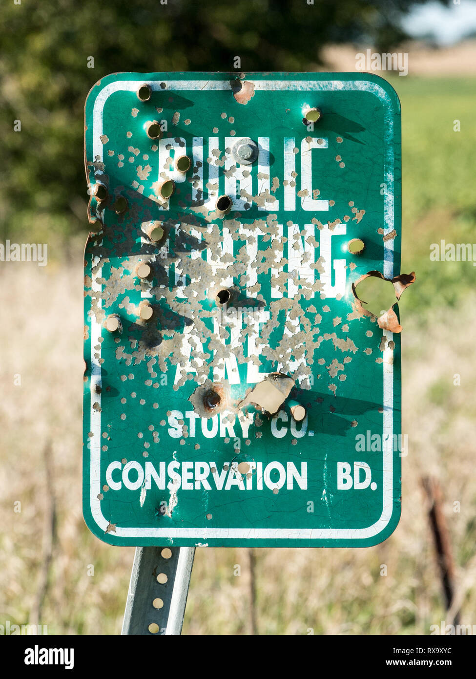 Vandalizzato public area di caccia segno, storia County, Iowa. Foto Stock