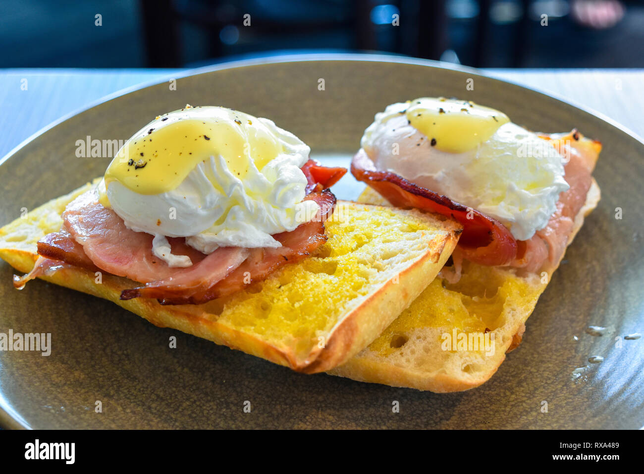Elevato angolo di close-up di colazione la colazione è servita nella piastra sulla tavola Foto Stock