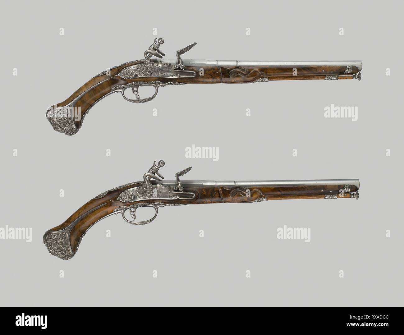 Coppia di custodia Flintlock Pistols. Italiano, Gardone Val Trompia; botti da Vicenzo Cominazzo. Data: 1670-1700. Dimensioni: L. 48,8 cm (19 1/4 poll.) canna L. 32 cm (12 5/8 in.), WT. 2 lb. 3 oz. Calibro .59. Acciaio e legno. Origine: Italia. Museo: Chicago Art Institute. Foto Stock