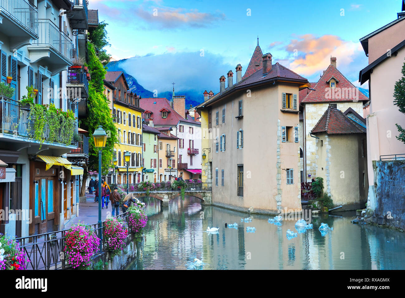 Canal nella città vecchia, Annecy, Haute-Savoie reparto, Auvergne-Rhône-Alpes, Francia Foto Stock