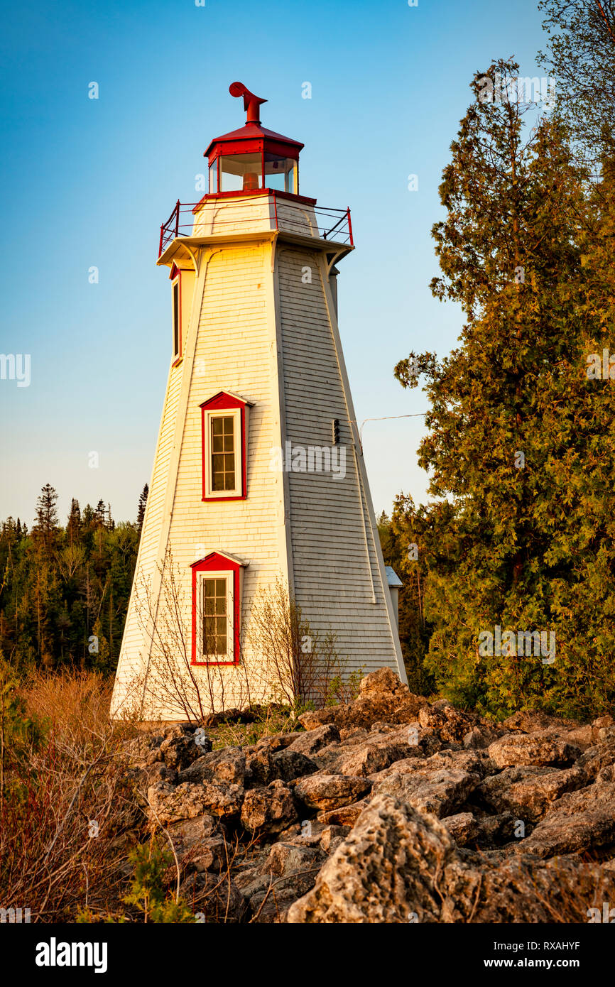 Faro storico (1881) in corrispondenza del punto di grande vasca Porto di Tobermory, parte di Bruce Peninsula National Park, Georgian Bay, Ontario, Canada Foto Stock