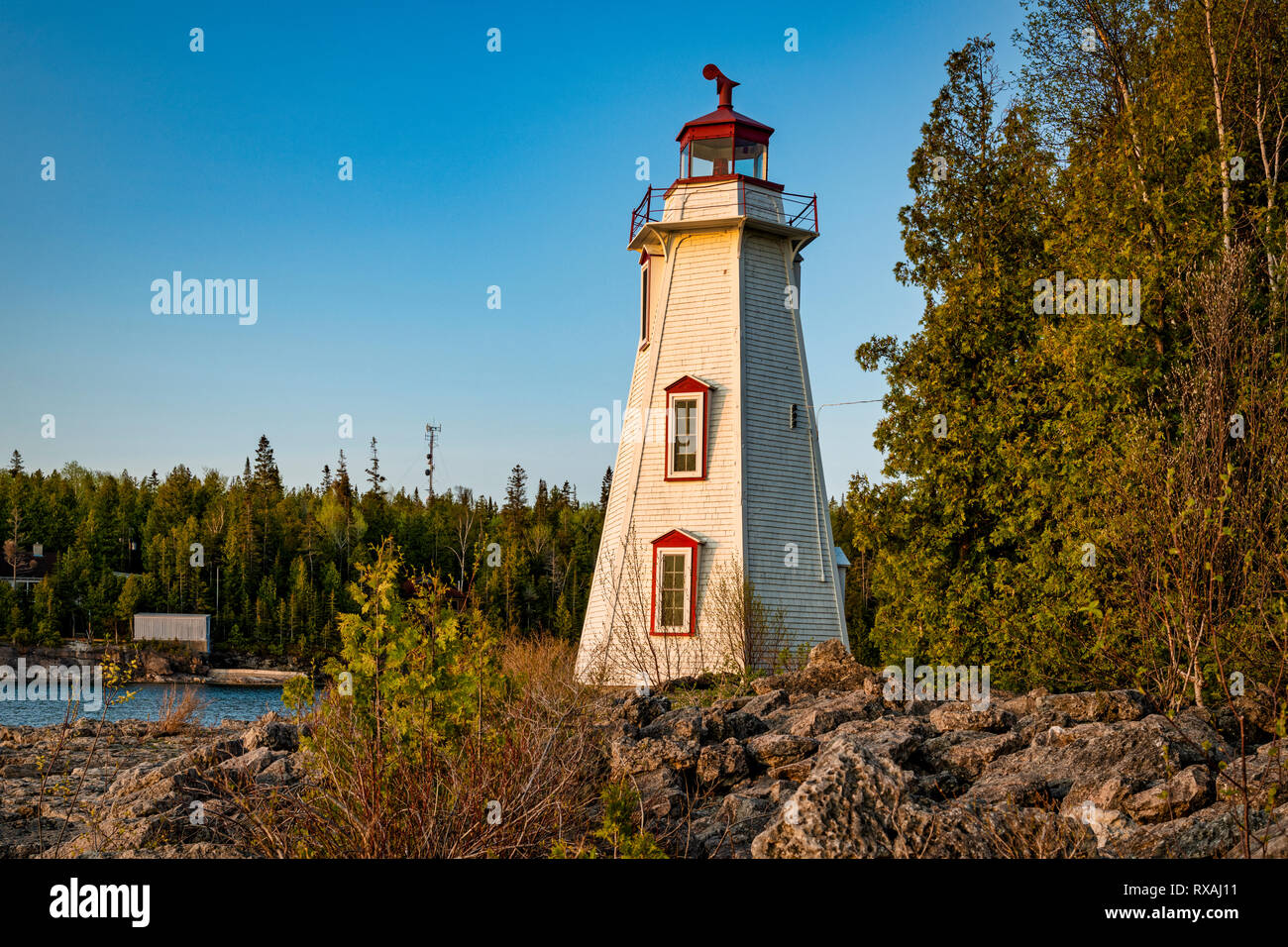 Faro storico (1881) in corrispondenza del punto di grande vasca Porto di Tobermory, parte di Bruce Peninsula National Park, Georgian Bay, Ontario, Canada Foto Stock