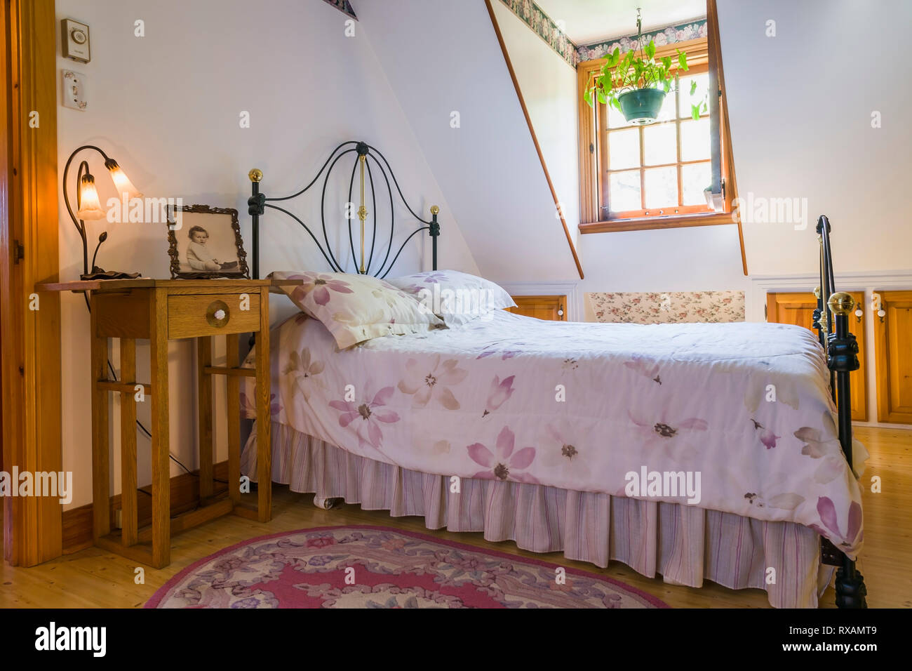 Letto Matrimoniale Con Mobili In Ferro Battuto E Ottone