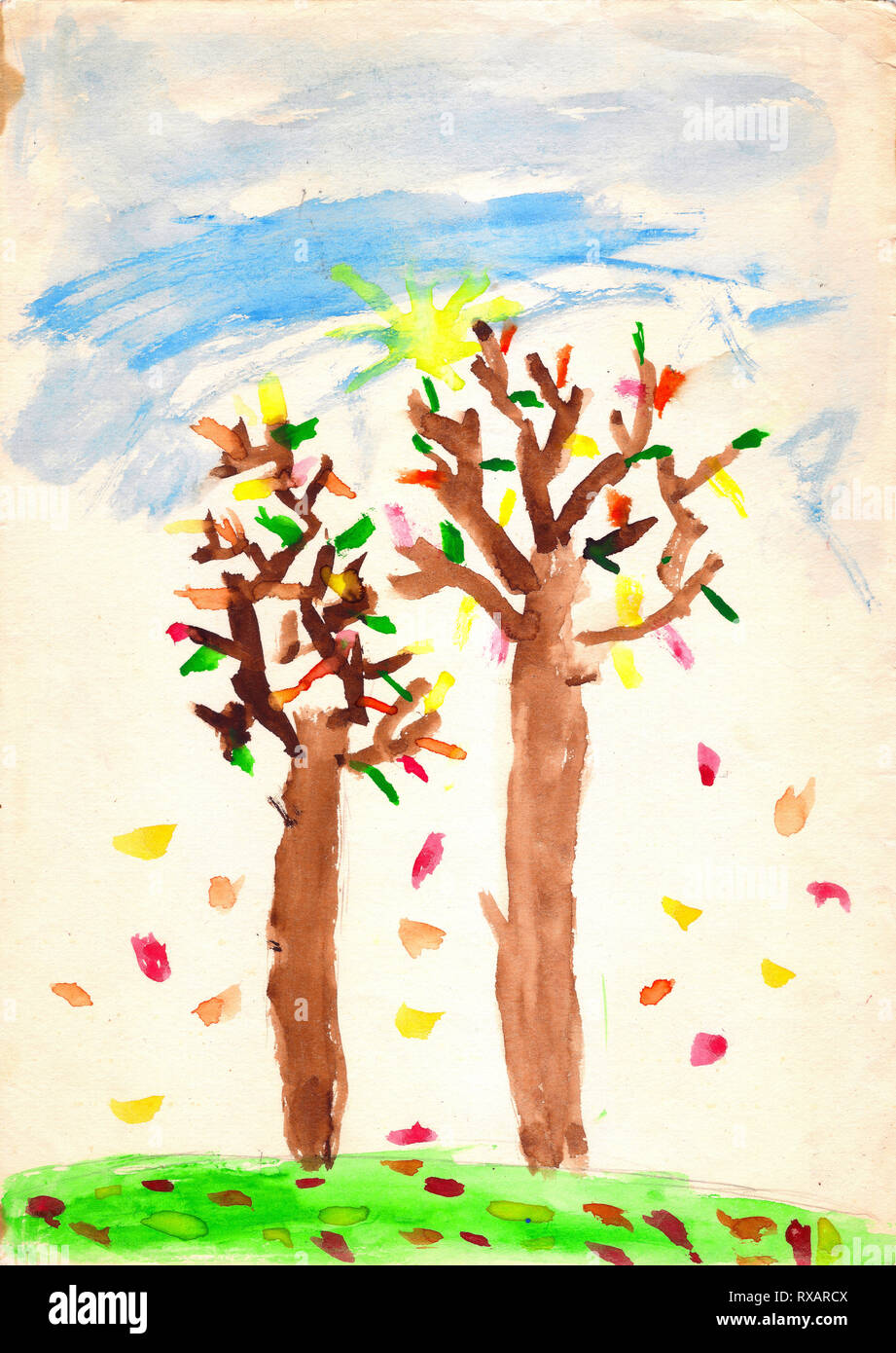 Due grandi alberi di marrone con foglie variopinte, verde erba, sole e cielo blu. Per la stagione autunno. Disegno infantile, acquerello Foto Stock