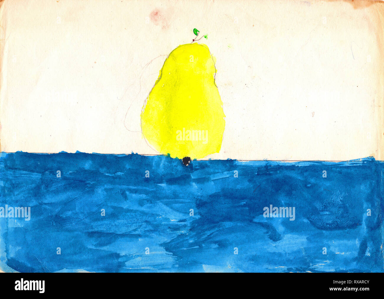 Grande pera gialla sul tavolo blu, sfondo bianco. Disegno infantile, acquerello Foto Stock