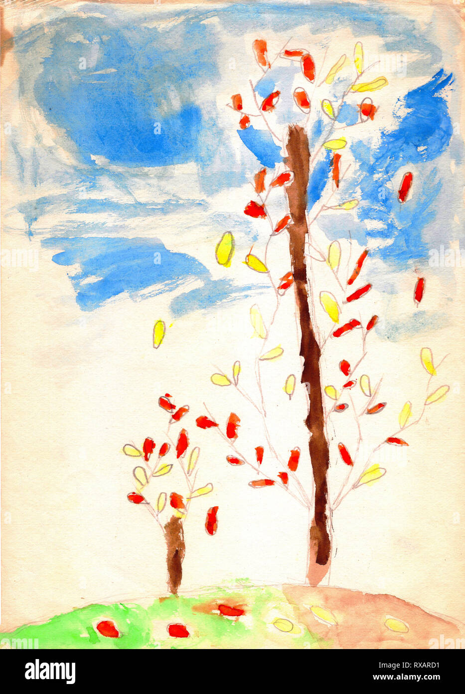 Due alberi con rosso e foglie di giallo, blu cielo, verde erba. stagione autunno. Disegno infantile, acquerello Foto Stock