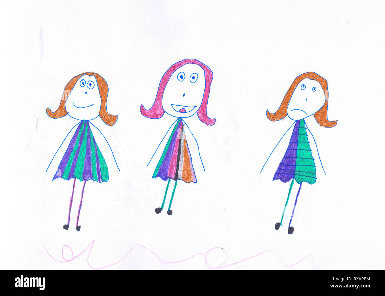 Tre ragazze in multicolore di diversi abiti e i capelli. Disegno infantile, penne Foto Stock