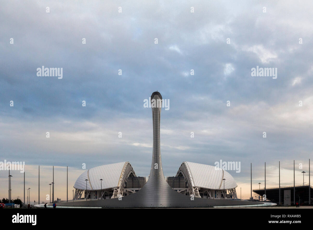 Ciotola di fiamma olimpica contro il cielo nuvoloso durante il tramonto Foto Stock