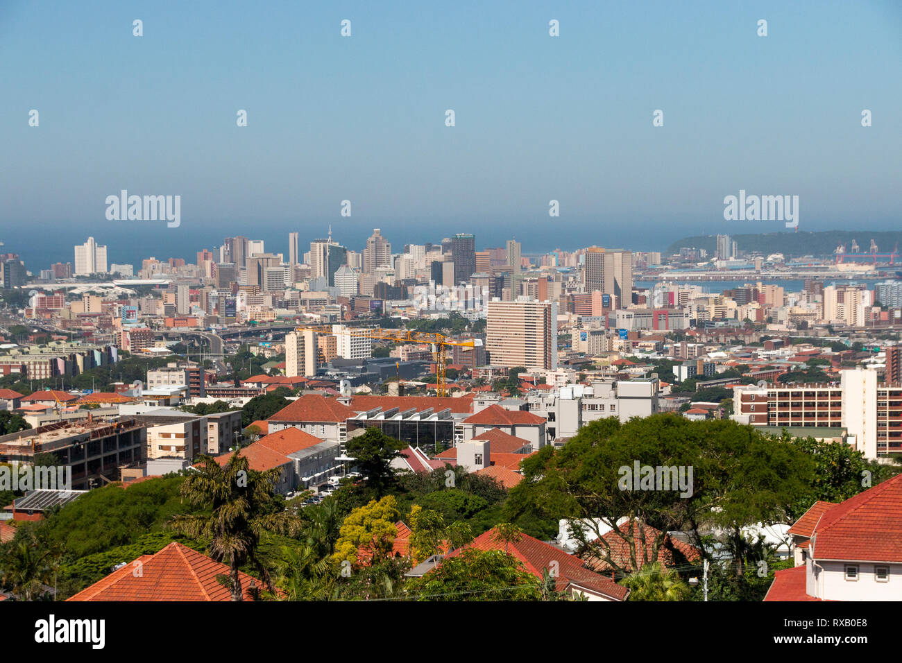 Una vista di berea-westridge a Durban nel kwa-Zulu Natal in Sud Africa e il mare in lontananza per un quinto piano building Foto Stock