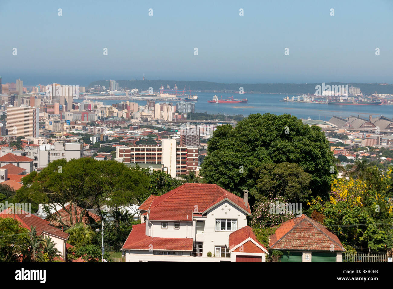 Una vista di berea-westridge a Durban nel kwa-Zulu Natal in Sud Africa e il porto di la distanza per un quinto piano building Foto Stock