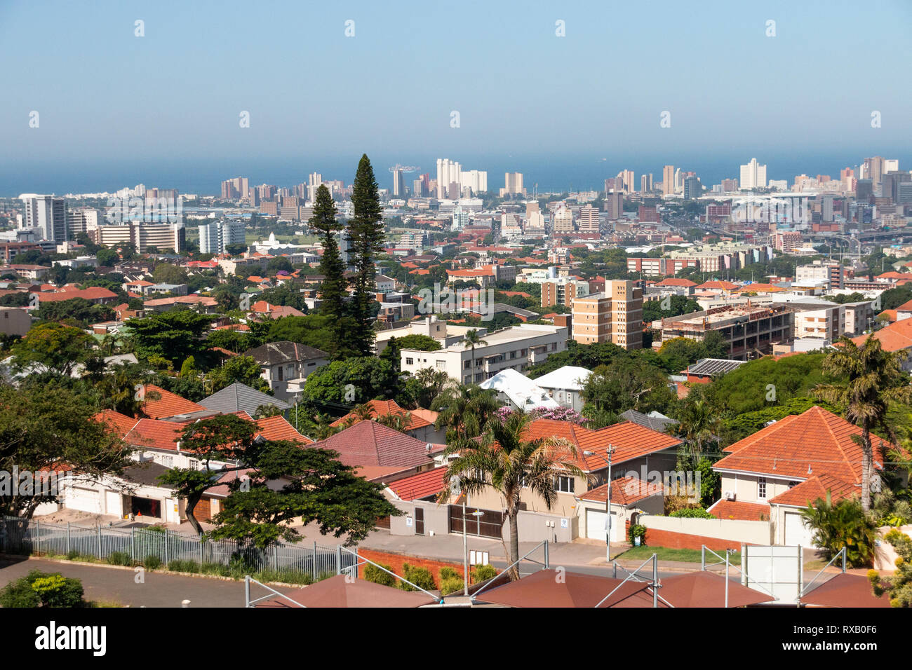 Una vista di berea-westridge a Durban nel kwa-Zulu Natal in Sud Africa e il mare in lontananza per un quinto piano building Foto Stock
