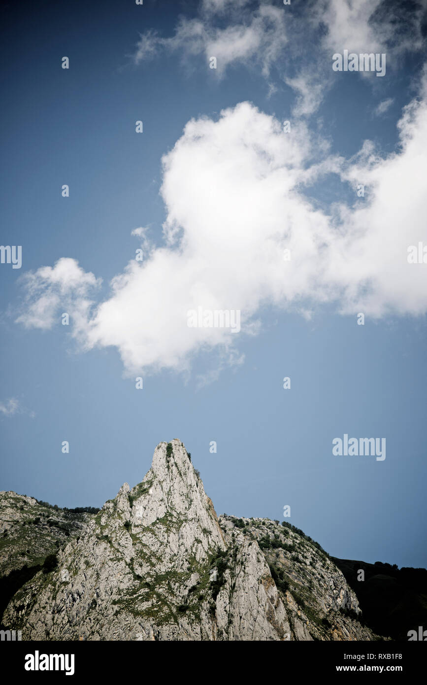 Basso angolo vista dei Pirenei contro il cielo blu durante la giornata di sole Foto Stock