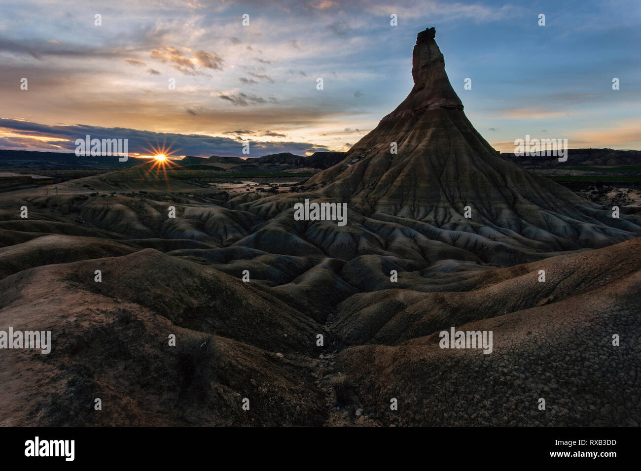 Vista panoramica delle formazioni rocciose nel deserto contro il cielo durante il tramonto Foto Stock