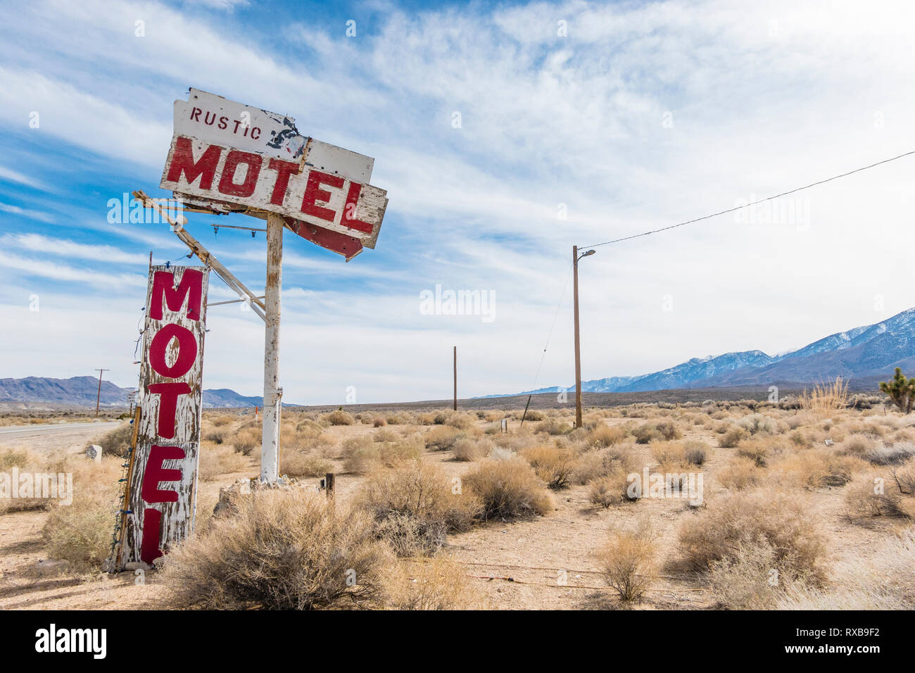 La rustica Oasis Motel segno è un americano di attrazione sul ciglio della strada lungo la California highway 395 nella Sierra orientale. Foto Stock