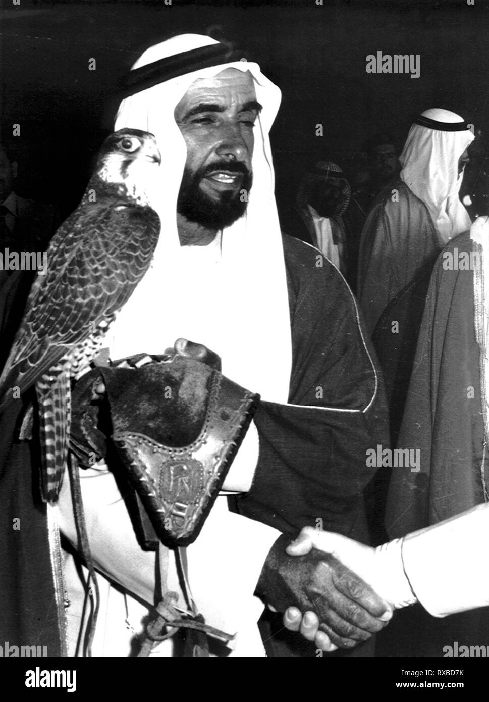 Sheikh Zayed bin Sultan Al Nahyan-(1918-2004) dominatore di Abu Dhabi per quasi trenta anni raffigurato sulla Conferenza di falconeria nel 1976. Foto Stock