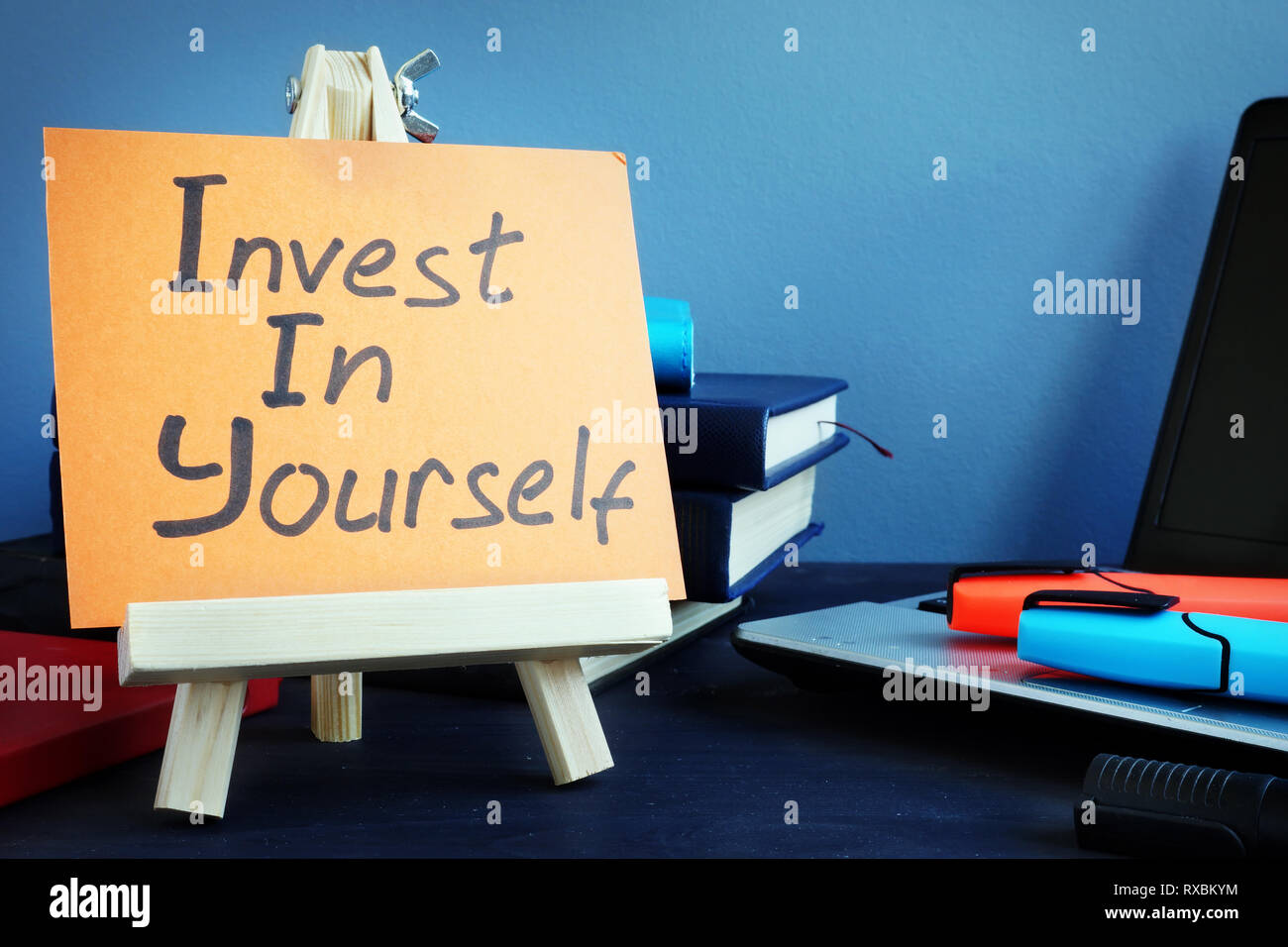 Il testo scritto a mano investire in te stesso. Auto-motivazione concetto. Foto Stock