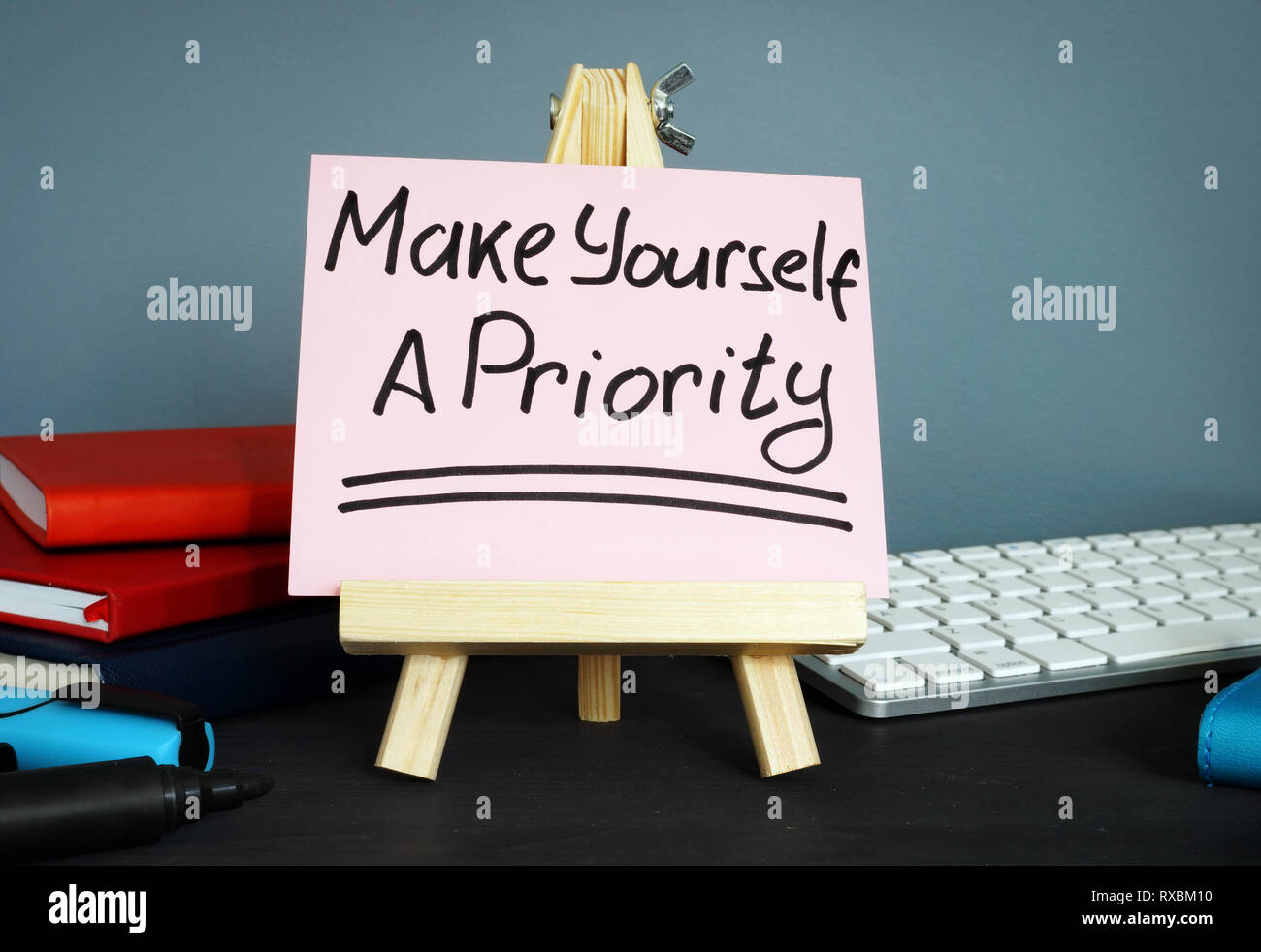 Fatevi una priorità manoscritta su un pezzo di carta. Foto Stock