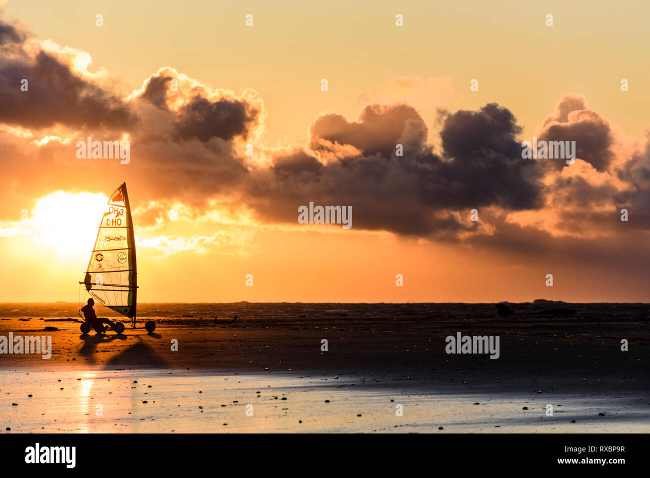 Una persona terra sulla vela Chesterman Beach vicino a Tofino, British Columbia Foto Stock