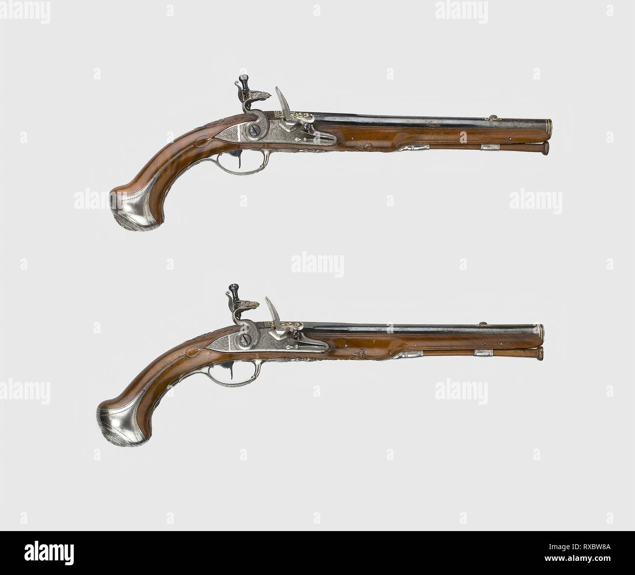 Coppia di custodia Flintlock Pistols. Joseph Etienne Brion (francese, active 1740-1747); Parigi. Data: 1735-1745. Dimensioni: L. 40,3 cm (15 7/8 in.) canna L. 25,4 cm (10 in.) calibro .61 Wt. 1 lb. 8 oz. ciascuna. Acciaio, oro, noce, e selce. Provenienza: Parigi. Museo: Chicago Art Institute. Foto Stock