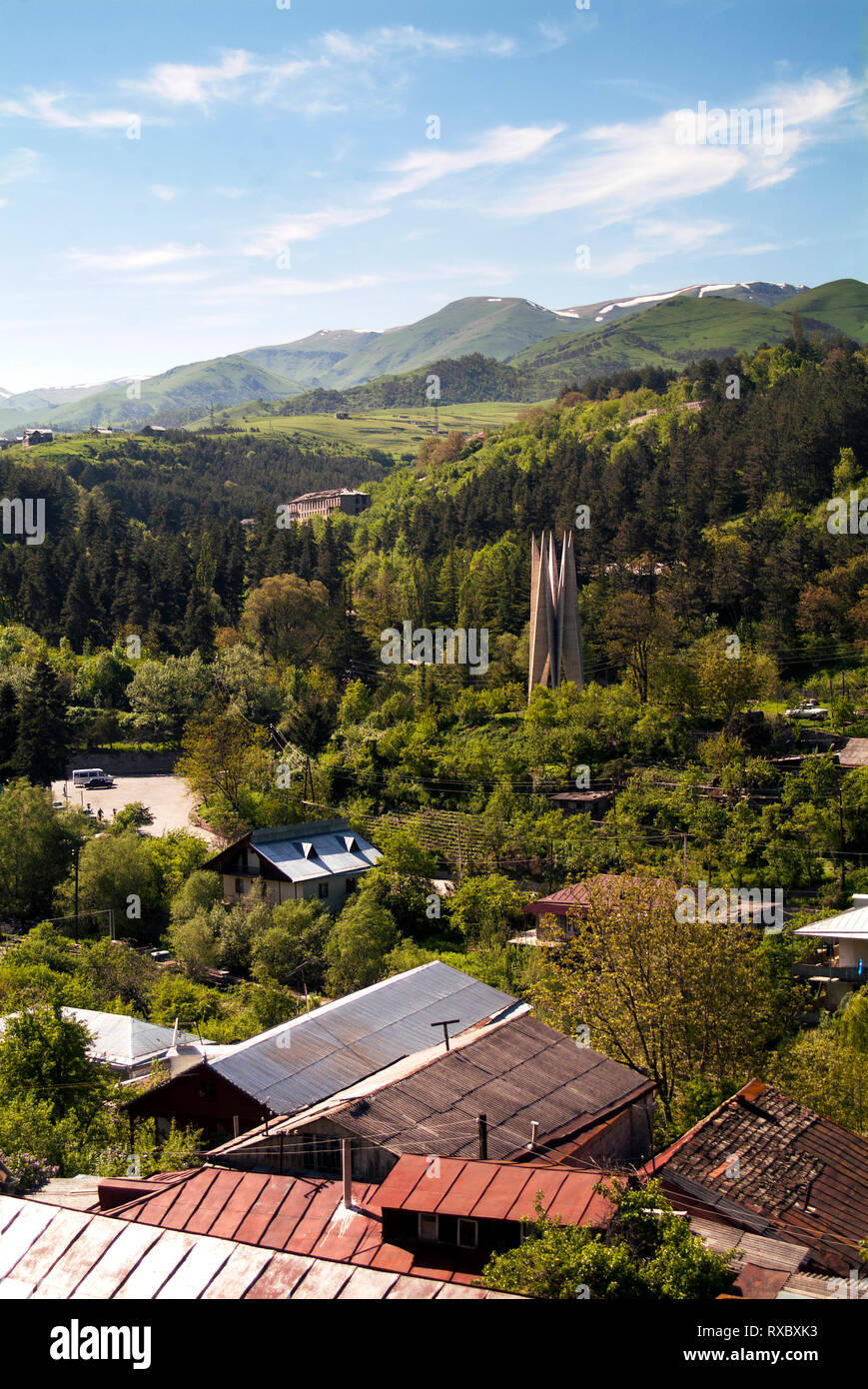 Ammira la città di Dilijan, una stazione collinare e le montagne circostanti in Armenia. Foto Stock