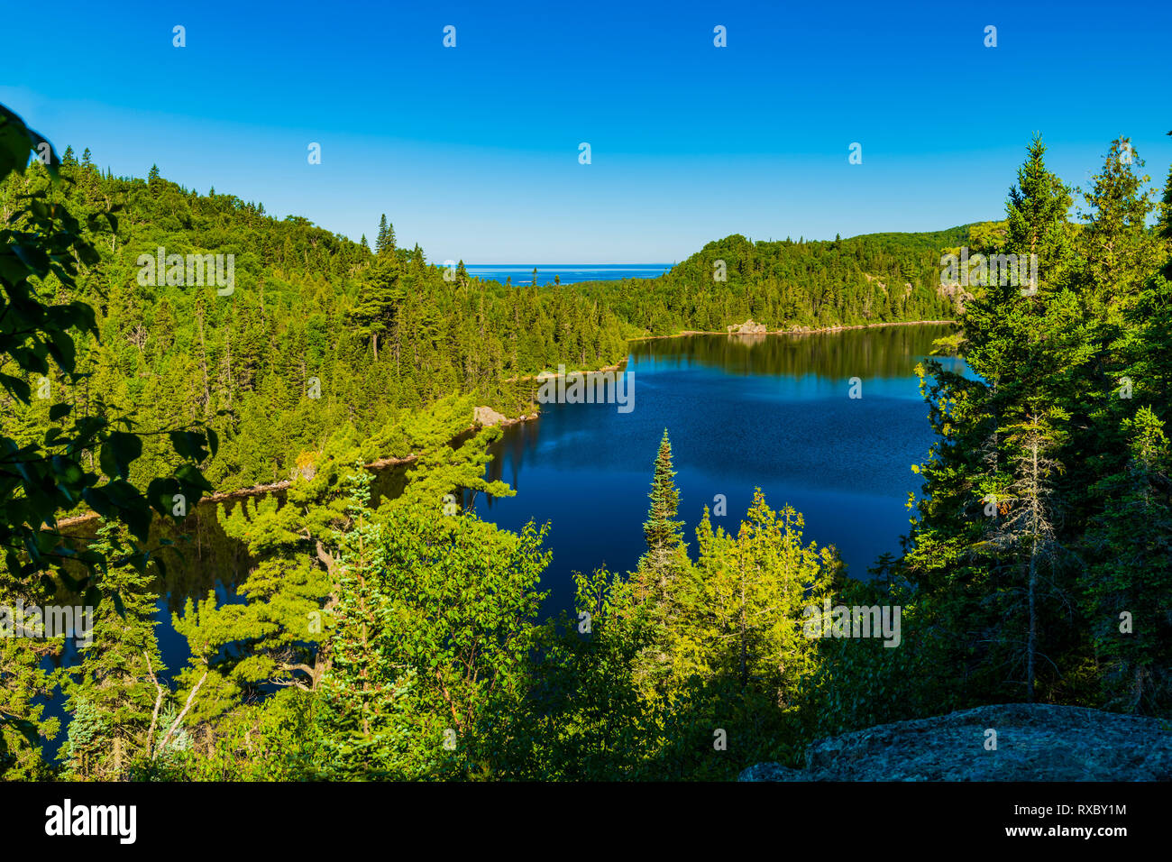 Vista del lago di orfani e Lago Superiore al di là, orfano Lago Trail, Lago Superior parco provinciale, Ontario, Canada Foto Stock