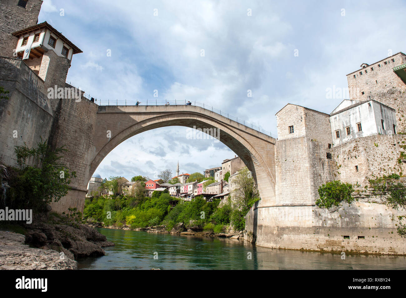 Stari Most, un ponte ad arco ricostruito del XVI secolo nella città bosniaca di Mostar. Foto Stock