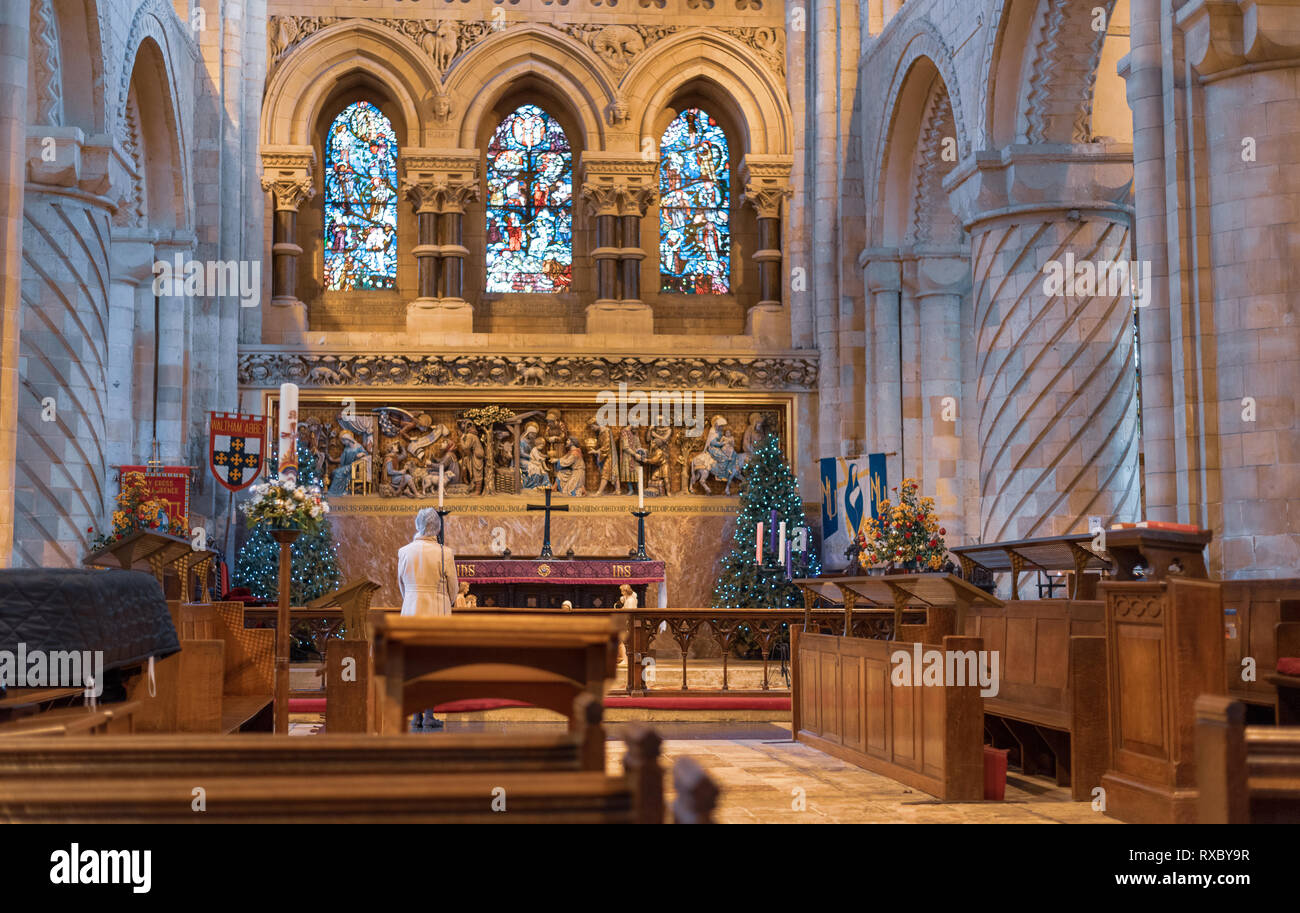 Interno della chiesa con la donna che prega. Foto Stock