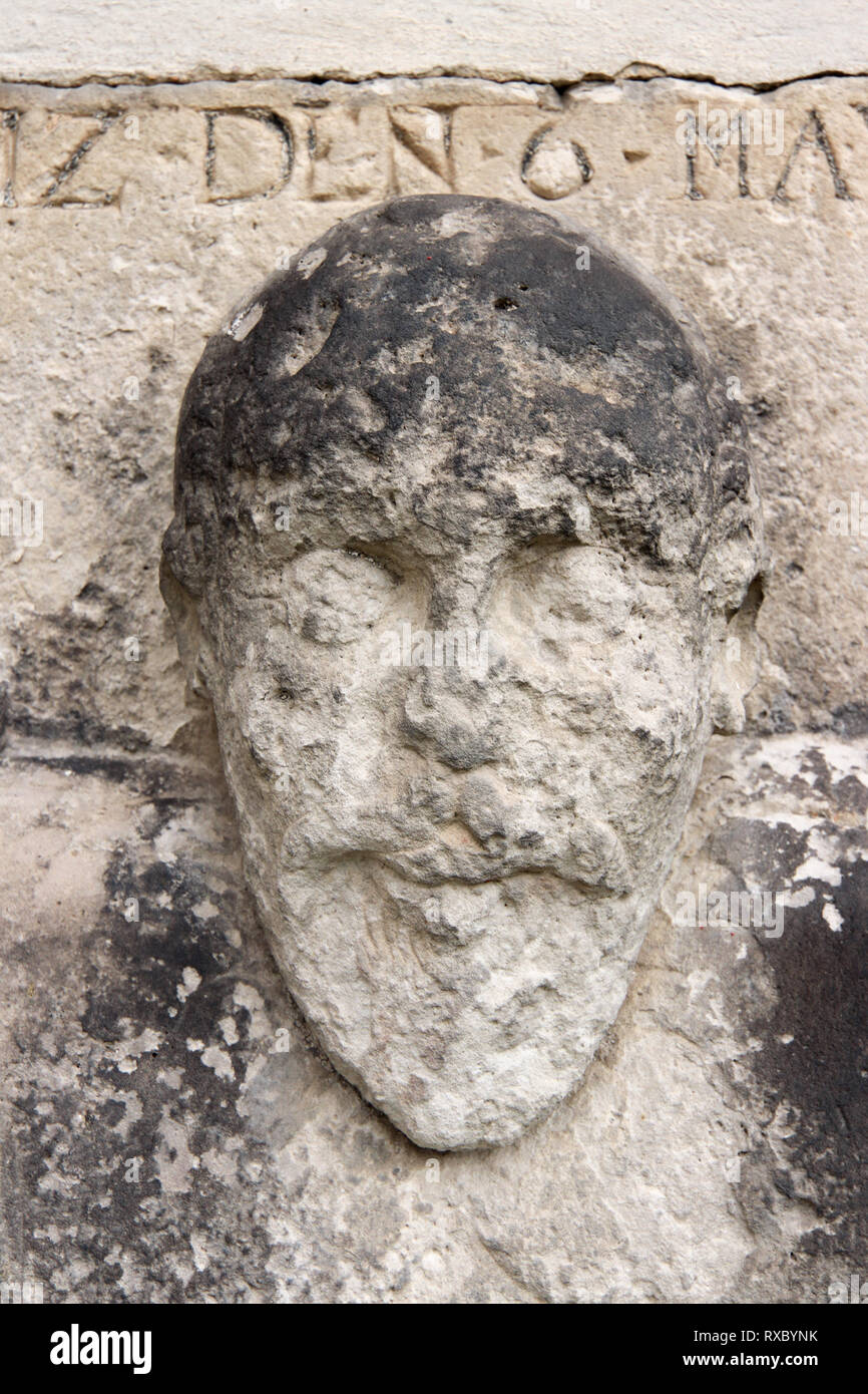 Lapide rinascimentale nella parete - dettaglio della testa, Chiesa del Sacro Cuore di Gesù Cristo, Świecie, Polonia Foto Stock