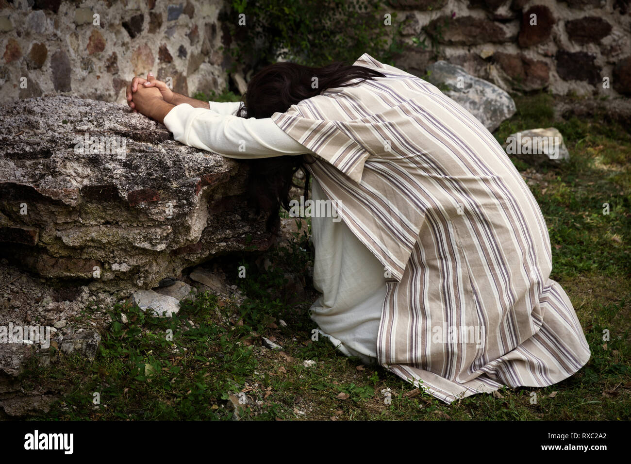 Gesù in agonia prega nel giardino delle olive prima della sua crocifissione Foto Stock