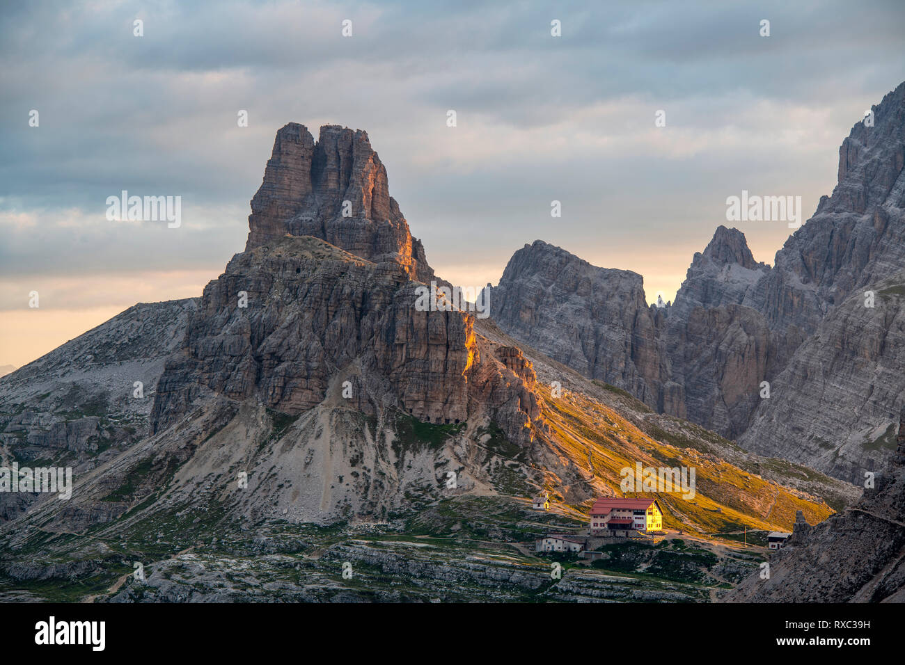 I Cadini di Misurina, gamma Sextener, Dolomiti, Belluno, Italia settentrionale (Rifugio Lavradeo in primo piano) Foto Stock