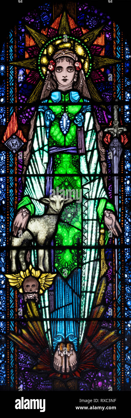 Sant'Agnese, raffigurato in vetro colorato da Harry Clarke, St. Oswald & St. Edmund Church, Ashton-in-Makerfield, Greater Manchester, UK Foto Stock