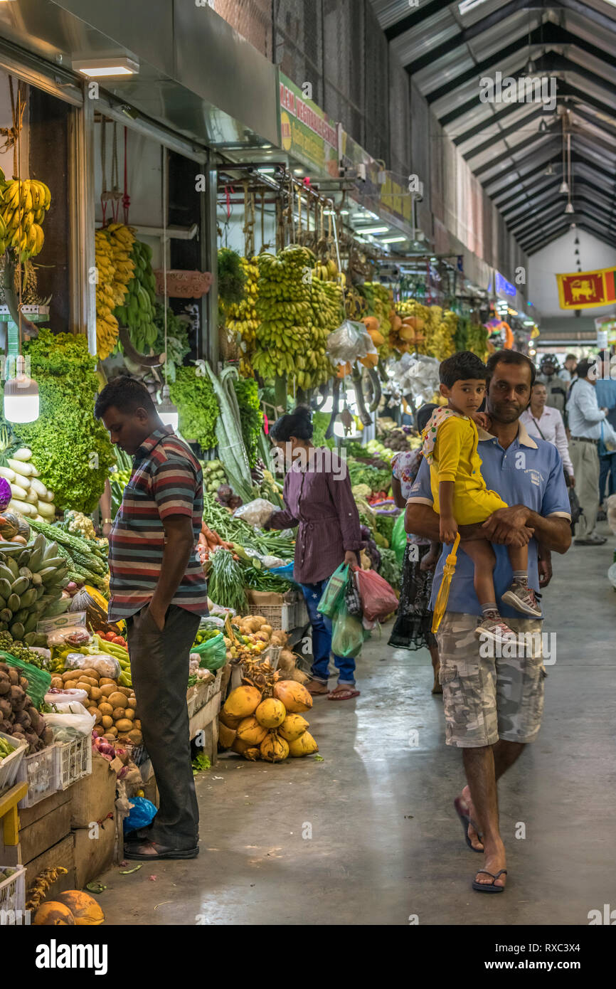 Il colouful mercato coperto a Nuwara Eliya vende coltivati localmente la frutta fresca e verdura. Nuwara Eliya, Sri Lanka. Foto Stock