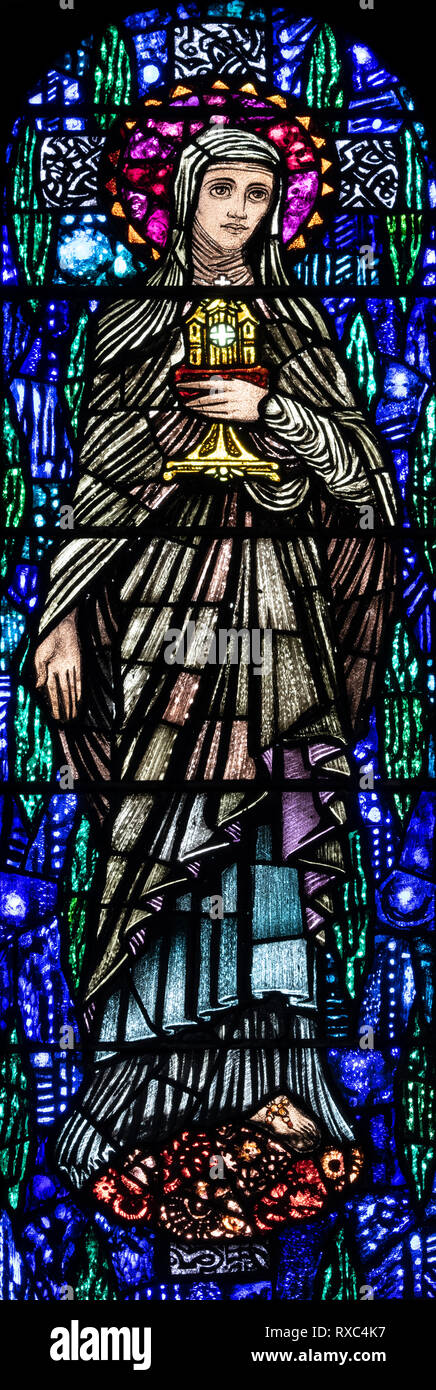 Santa Chiara di Assisi con il Santissimo Sacramento nella sua mano, St. Oswald & San Edmund Chiesa, Ashton in Makerfield, Greater Manchester, Regno Unito Foto Stock