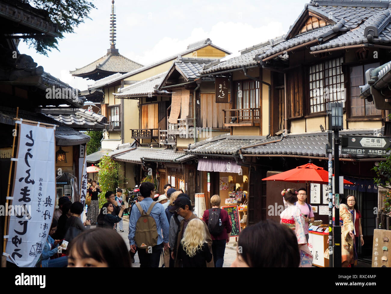 Kyoto, Giappone - 15 OTT 2018: la strada affollata del quartiere storico di Kyoto, Giappone Foto Stock