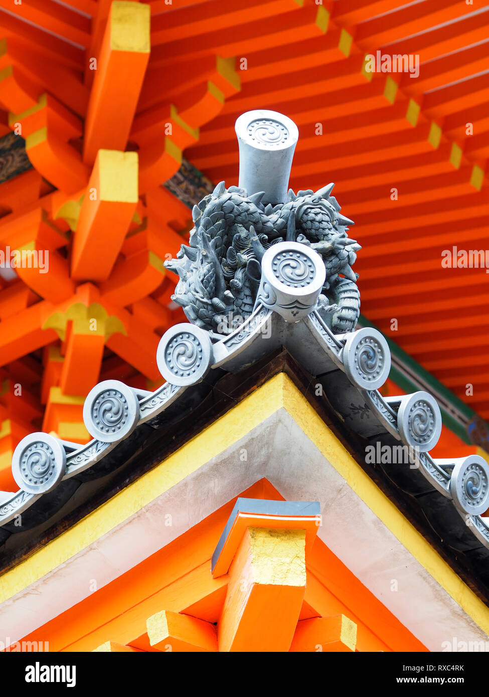 Kyoto, Giappone - 15 OTT 2018: ricche decorazioni e dettagli architettonici di una pagoda giapponese padiglione in un santuario buddista Foto Stock