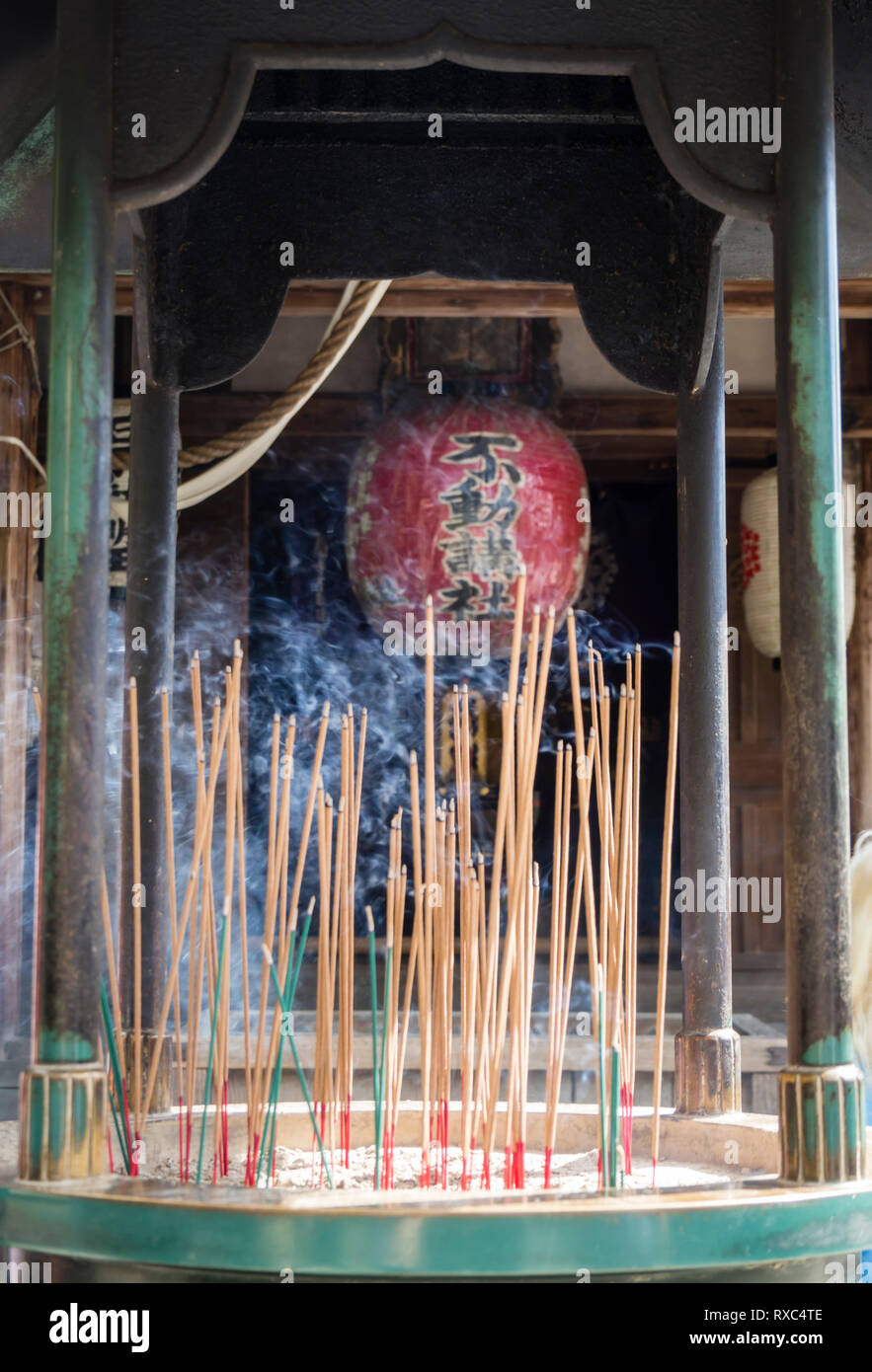 Kyoto, Giappone - 14 OTT 2018: brucia incenso davanti di una lanterna di carta (Chochin) presso un santuario buddista in Giappone. Foto Stock