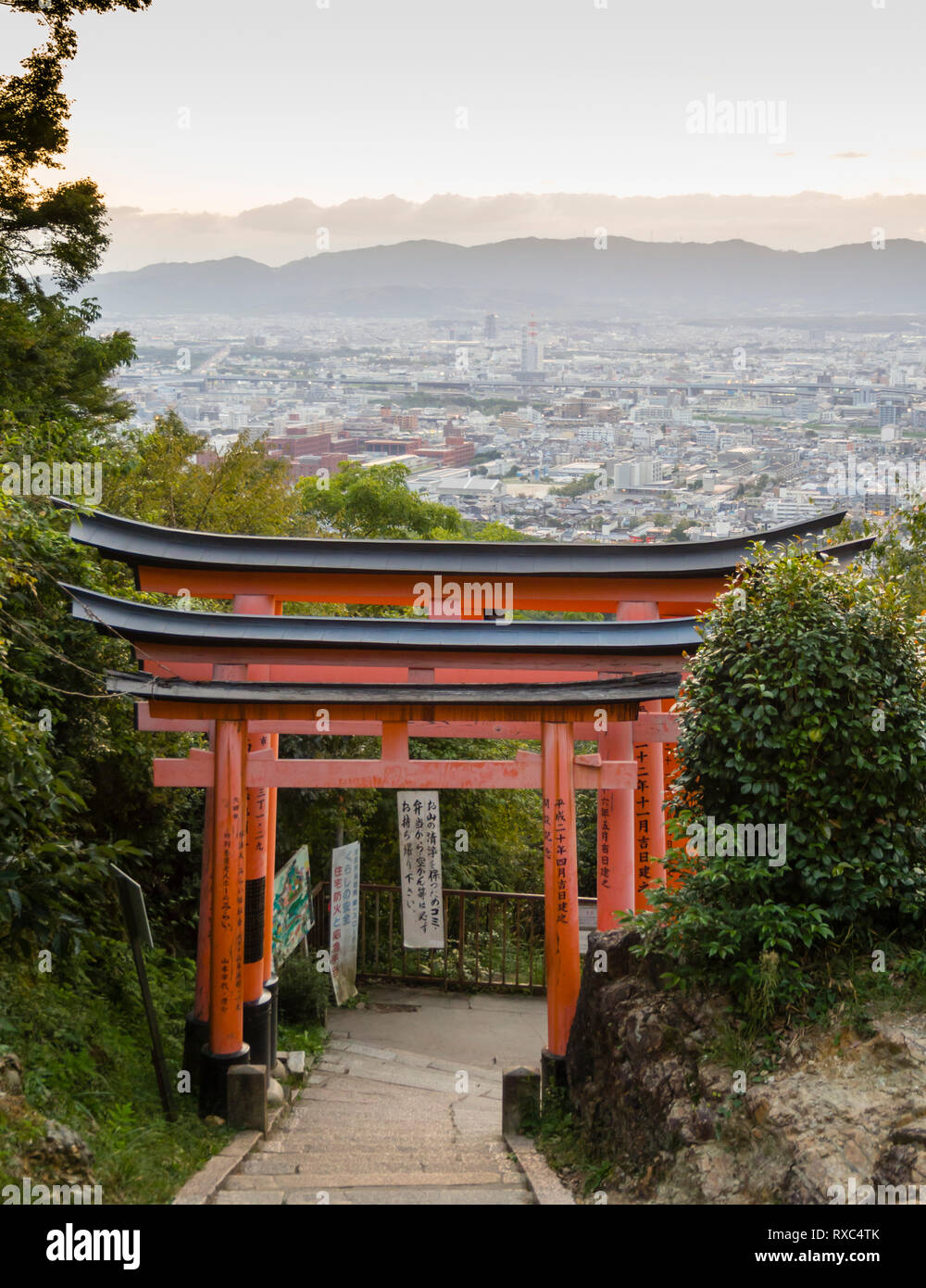 Vista panoramica di Kyoto, Giappone, dietro cancelli Torii di Senbon torii, una fila di circa un migliaio di porte che conduce fino Fushimi Inari Taisha. Foto Stock