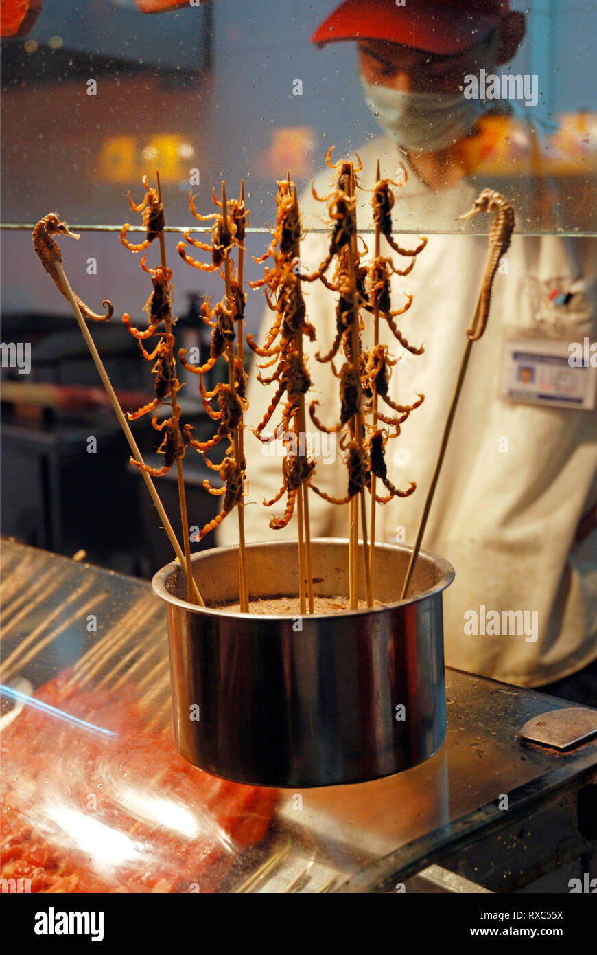 Scorpios fritto in un mercato notturno, Pechino, Cina Foto Stock