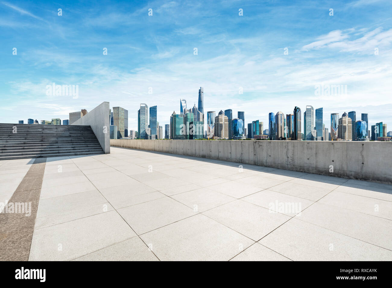 Quadrato vuoto piano e vista panoramica sullo skyline della città con edifici di Shanghai Foto Stock