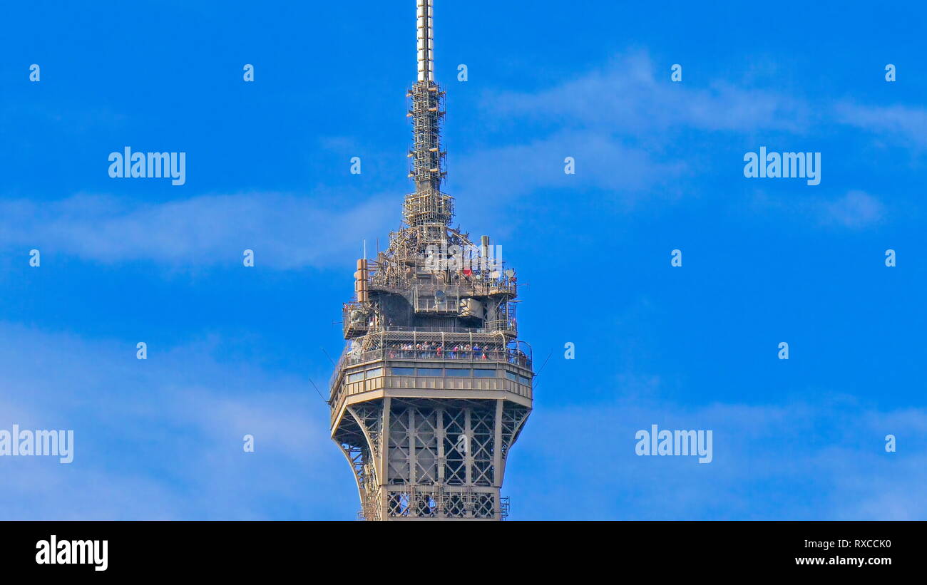 La punta della Torre Eiffel a Parigi. Approfondimento della sommità della famosa torre di Parigi Foto Stock