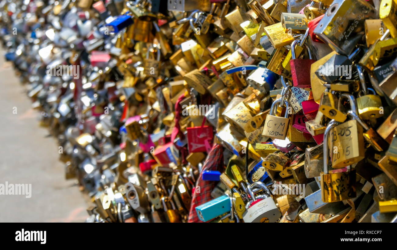 Persone provenienti da diversi paesi hanno bloccato i loro amori di questo ponte. È il famoso amore ponte serrature a Parigi Foto Stock