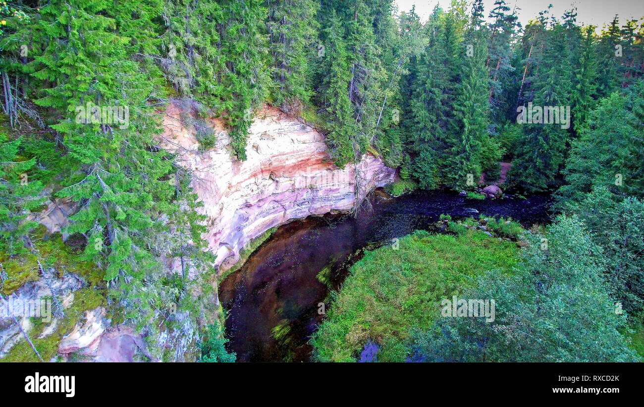 La grande pietra arenaria sulla montagna in Taevaskoja. Taevaskoja è un villaggio nella parrocchia PĆµlva PĆµlva County nel sud-est dell'Estonia noto per la sua affioramenti Foto Stock