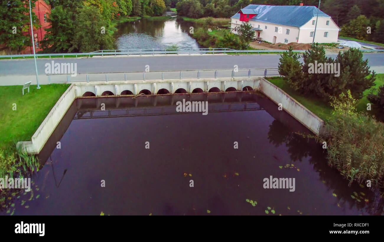 Il ponte sul fiume che circonda il mulino di carta nella rapina Estonia Foto Stock