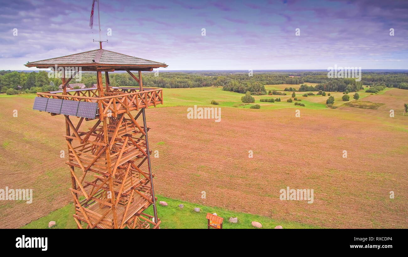 Un orologio in legno torre nel bordo della fattoria. Questa grande fattoria si trova nel piccolo comune di Meremae Estonia Foto Stock