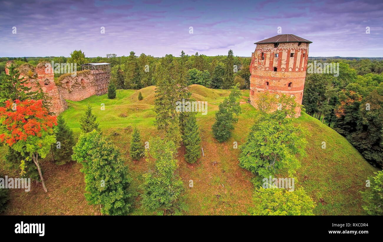 Il vecchio castello in cima alla montagna di Vastseliina. Vastseliina è un piccolo borgo in Parrocchia Vastseliina VĆµru County nel sud-est dell'Estonia. Foto Stock