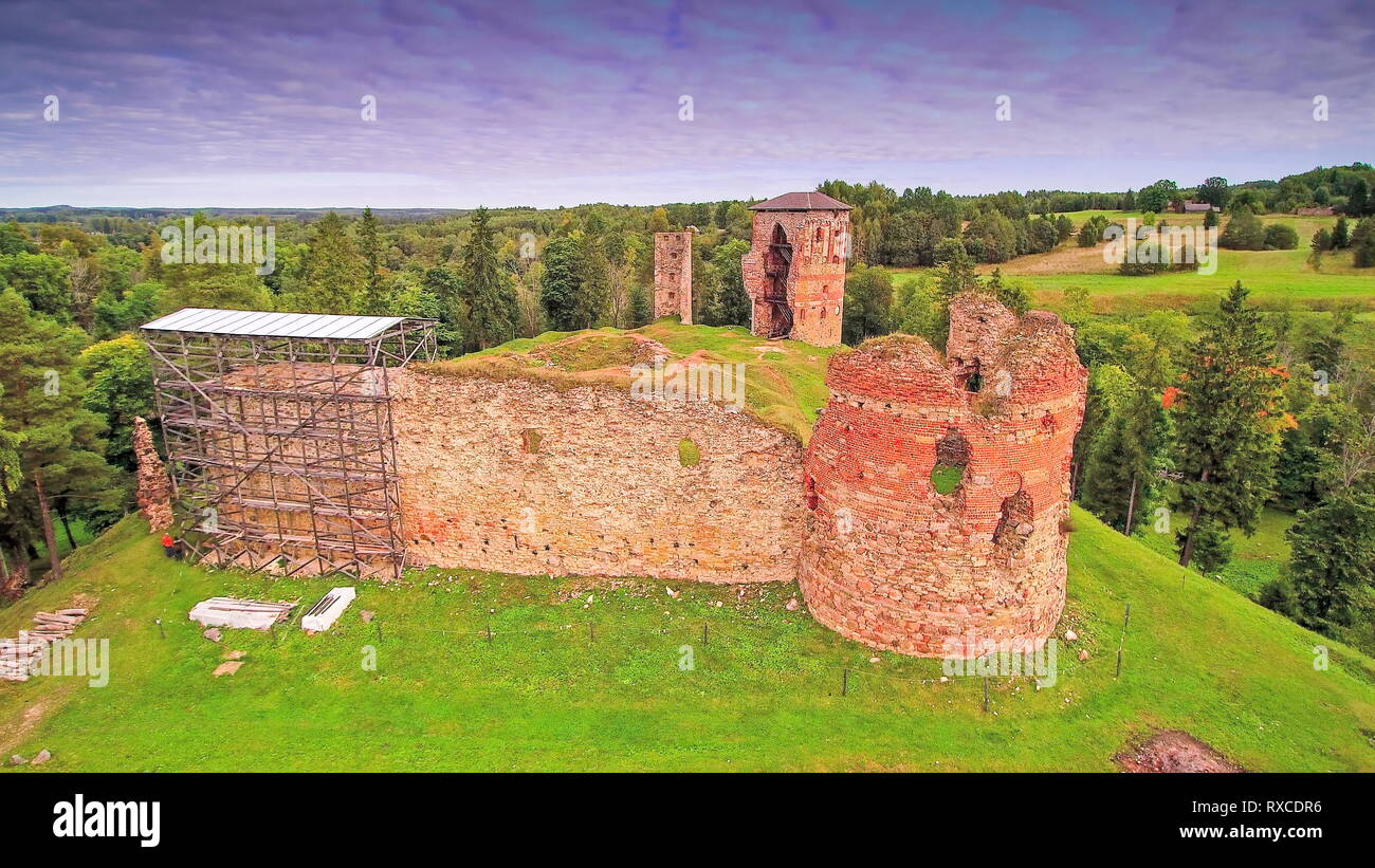 I resti del vecchio castello medievale in Vastseliina. Situato sulla sommità di una collina nel mezzo della foresta Foto Stock