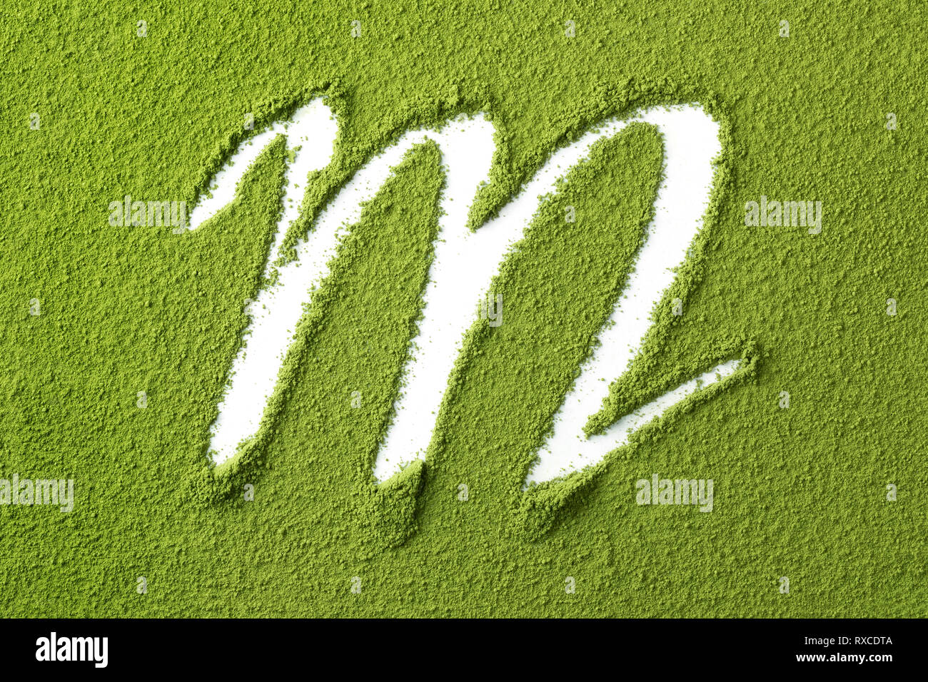 Giapponese verde Matcha Polvere di tè full frame e la lettera M close up Foto Stock