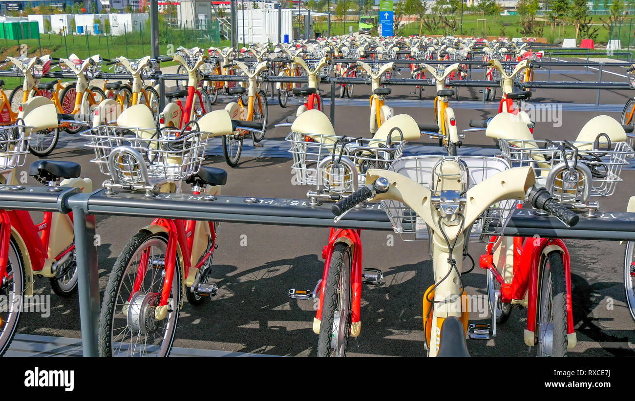 Il parcheggio per le biciclette in area Expo esporre in Italia. Tutti gli stessi tipi di biciclette essendo utilizzato per il trasporto in Italia Foto Stock
