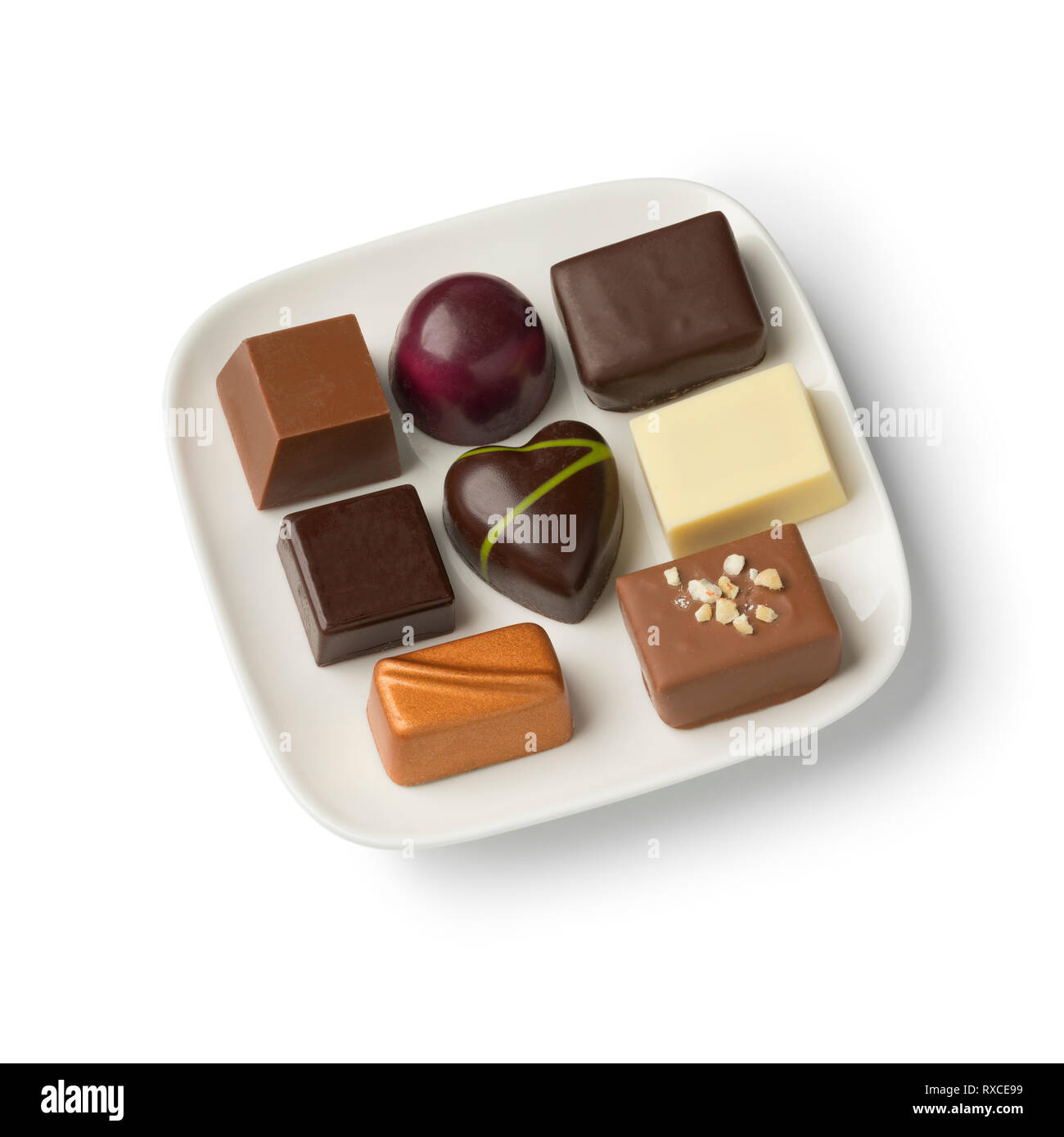 Piatto con assortiti Bonbons di cioccolato isolato su sfondo bianco Foto Stock